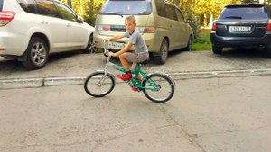 Прикольный  мальчик на каблуках