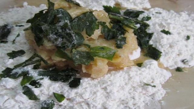 Картофельные лепешки с листьями сельдерея