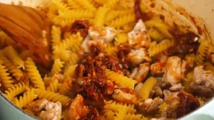 VkusniyDen паста с курицей, вялеными томатами и рикоттой, готовить проще простого!