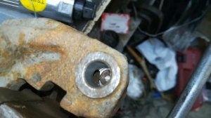 Kia Spectra скоба суппорта нет резьбы под направля