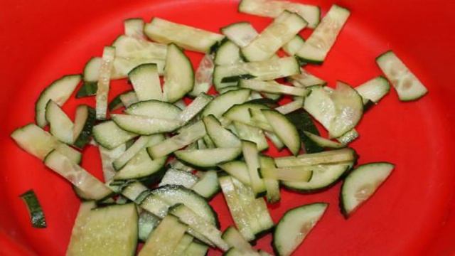 Салат из пекинской капусты с фетой и помидорами