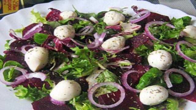 Свекольный салат с мини-моцареллой