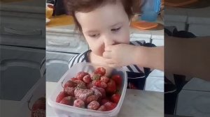 АМЕЛИЯ ест клубнику.