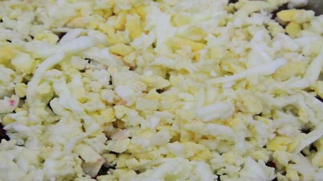 Свекольный салат с яйцом и сыром