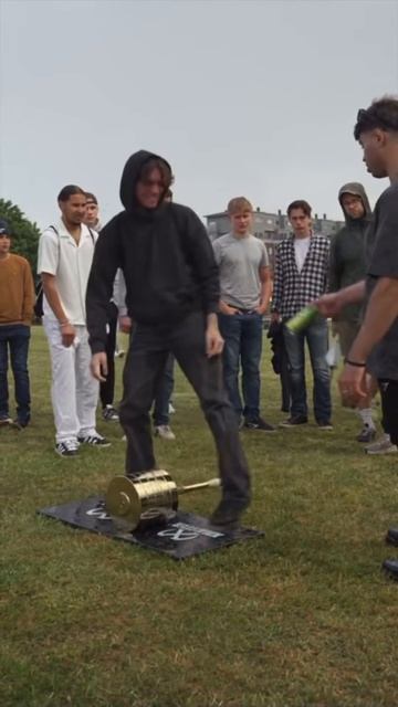 Никто не может поднять этот молот 😳 смотреть онлайн