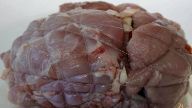 Телятина запеченая с курагой, черносливом и чесноком