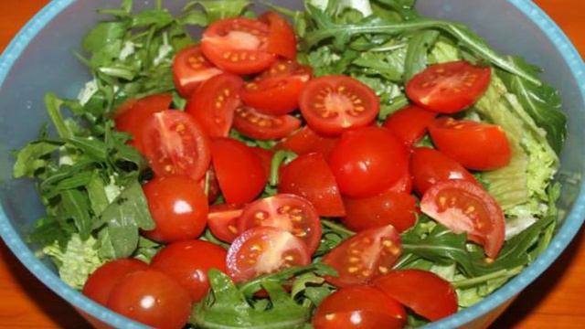 Теплый микс салат с курицей и сырными сухариками