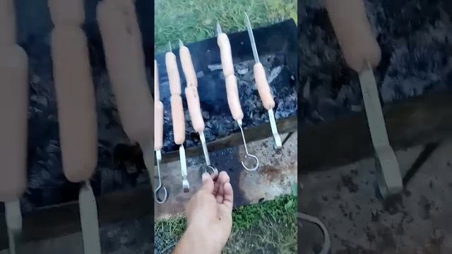 Жарим сосиски на мангале наш завтрак на море