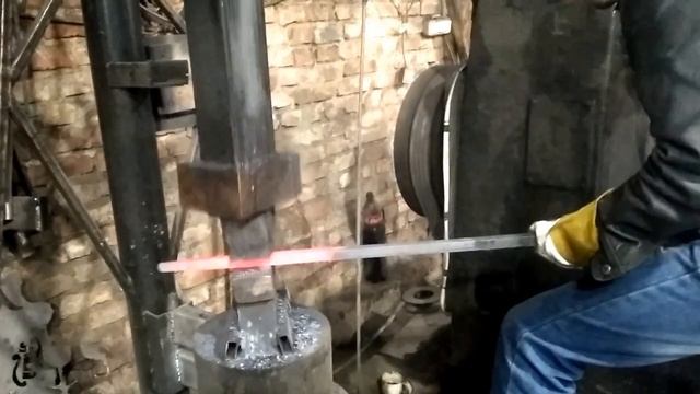 Самодельный кузнечный молот куёт 20 квадрат смотреть онлайн