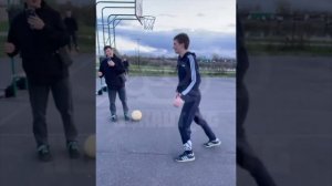 бухой зумер пришел на детскую площадку и начал избива?