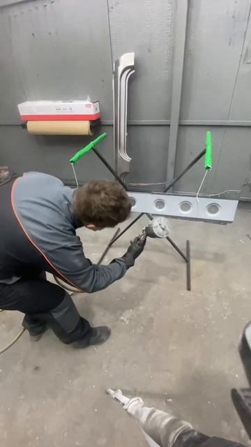 Нанесение эпоксидного грунта на новые пороги и усилит смотреть онлайн