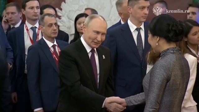 «Очень хорошая встреча, хороший вечер!»

Торжественный приём в Кремле завершился.