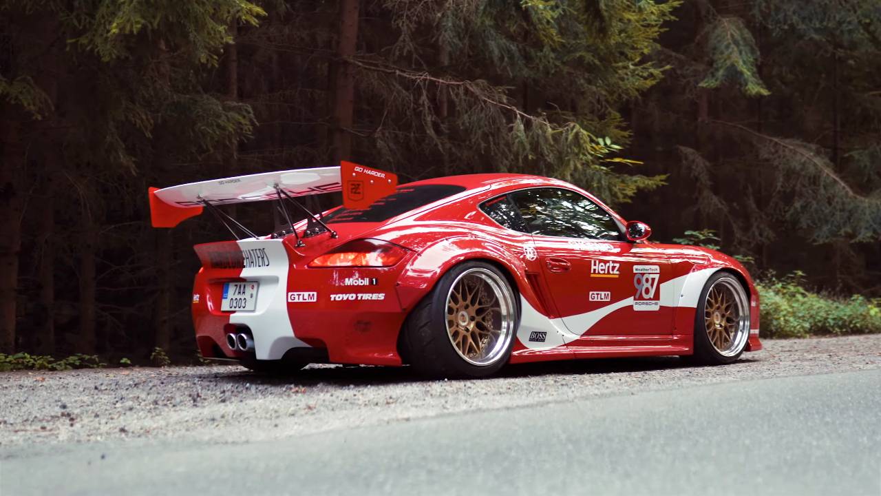 Яркий Porsche Cayman в боди-ките Pandem V2 Rocket Bunny в 4K