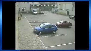 Девушки паркуются. как паркуются бабы.  девушки за рулём..)