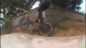 Негр получил великом по голове