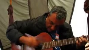 Мужик зажигает на гитаре. Ржака.