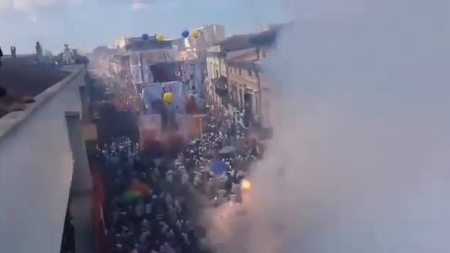 На ежегодном фестивале фейерверков в итальянском Сан-Северо они вышли из строя и полетели в зрителе смотреть онлайн