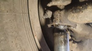 Палец рулевой тяги болтается в рычаге поворотного кул