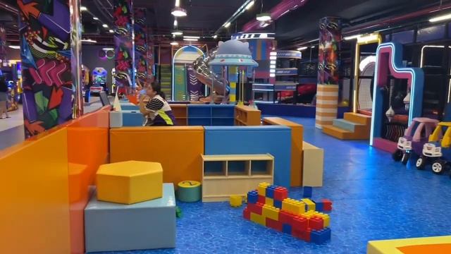 Игровая в Grand Mall в Батуми. Куда сходить с ребенком. Стои