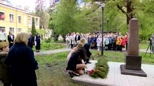 Памятник защитникам Отечества открыли во дворе школы «Город Солнца»