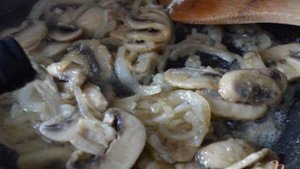 Куриные бедрышки с грибами в белом вине