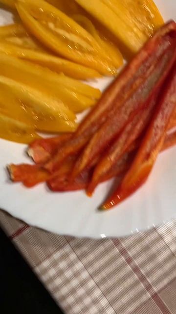 На ужин-макароны с печенкой,желтые помидоры и перец кр смотреть онлайн