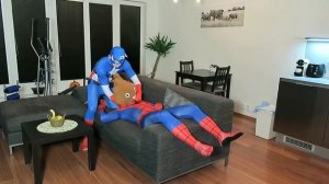 Спайдермен против Капитана Америка! Смешные супергерои в реальной жизни!