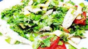 Мясной салат с твердым сыром и помидорами