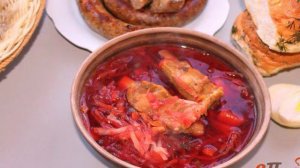 Свекольный борщ со свиными ребрами и копченой курицей