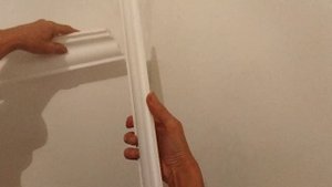 Как отрезать потолочный плинтус  под углом стуслом