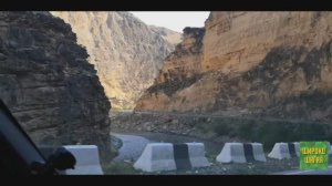 Водитель в Дагестане рассказывает местные легенды по дороге из Ахульго