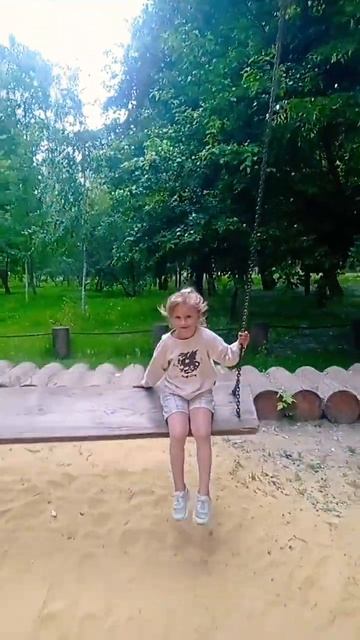 На качелях то вверх, то вниз❤️😀 смотреть онлайн