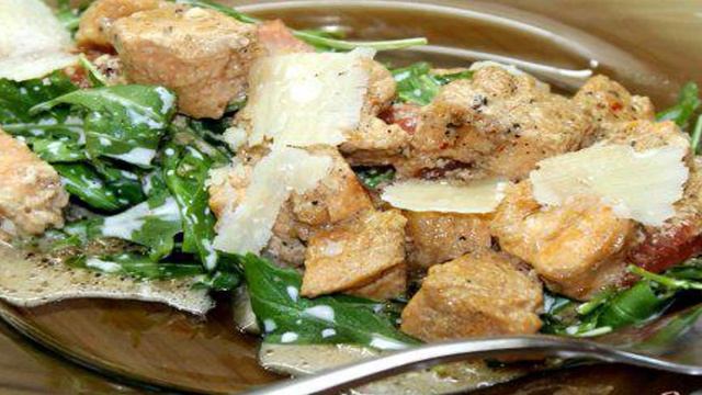 Салат с рукколой и сливочным лососем