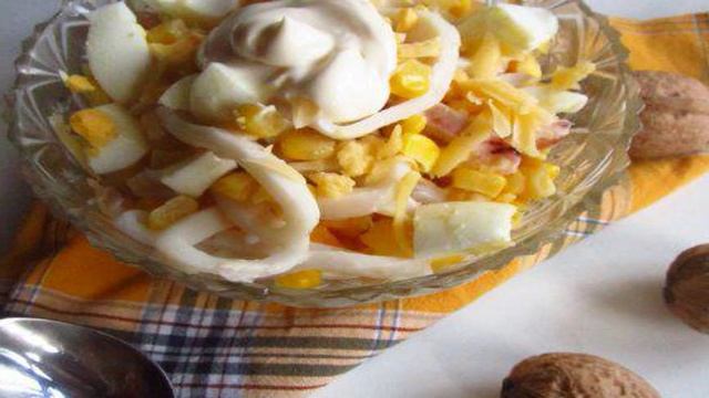 Салат с кальмаром и яйцом