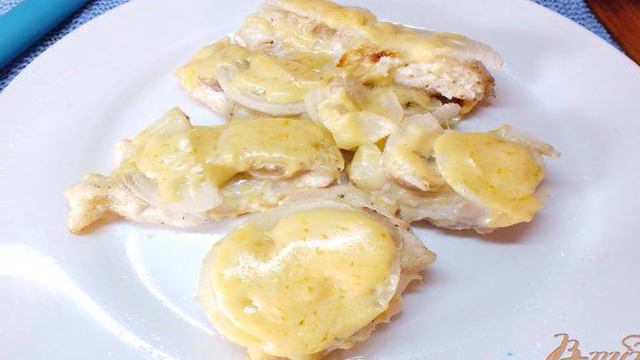 Курица запеченная с бананом и сыром