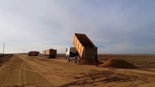 05 11 19г Отсыпка грунта для нижнего слоя основания ПК309+1 смотреть онлайн