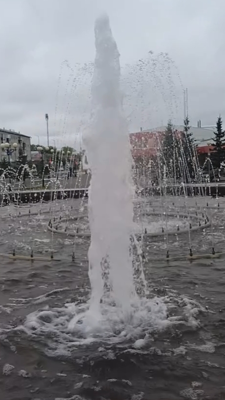 Фонтан возле бассейна Олимп