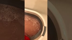 Коралловое махровое полотенце немного линяет😐