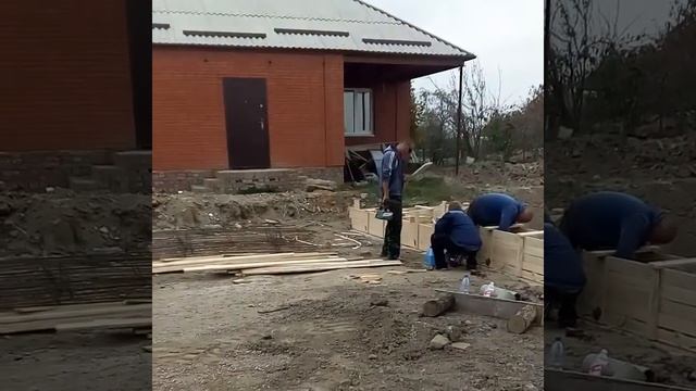 Сборка опалубки для заливки бетонного цоколя дома
