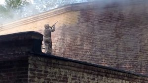 Убираем водоэмульсионные краски с кирпича