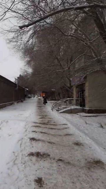 В Караганде наступила зима - подсыпали песок на 19 мкр в