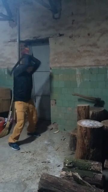 Крутой топор FISKARS смотреть онлайн