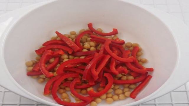 Салат с нутом и перцем