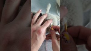 Вышивка облако на вязаном изделии