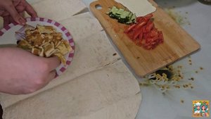 рулетики с яичным омлетом и овощами