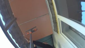 Клеем потолок на балконе .