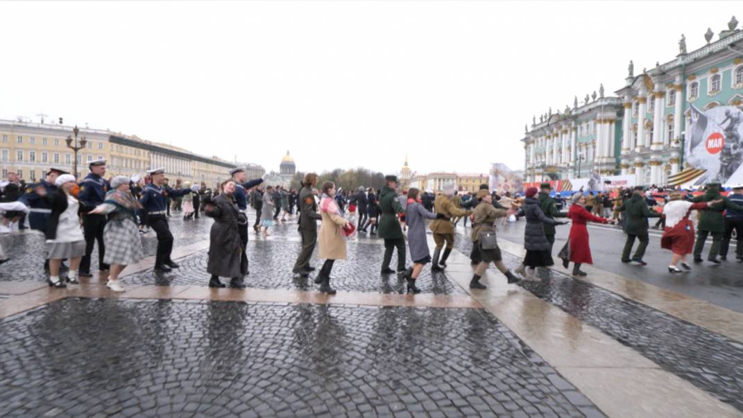 Предложение, песни Цоя и танцы: как Москва и Петербург готовятся к 9 мая смотреть онлайн
