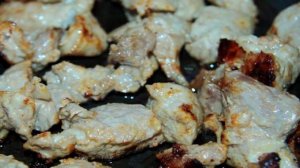 Свинина, тушеная в сметане с овощами