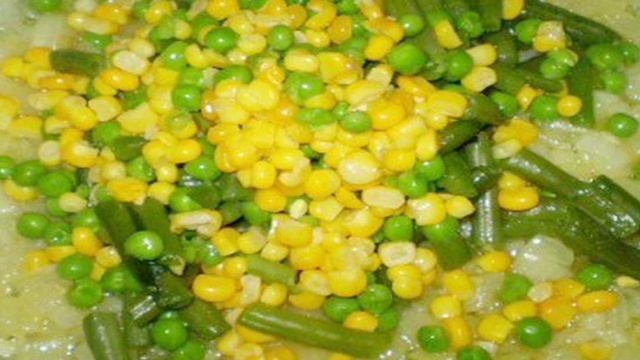 Макароны с горошком, кукурузой и стручковой фасолью