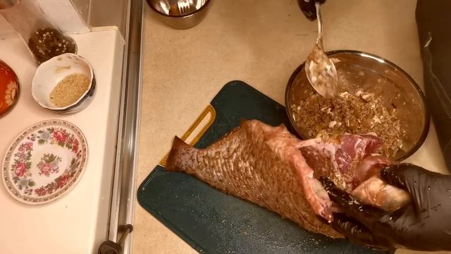 Лещ, запечённый в духовке с яйцами и гречкой.